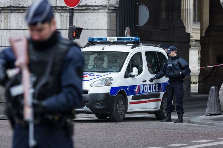 Lögregluþjónn í norðurhluta Parísar hóf skotárás með þeim afleiðingum að þrír létust og aðrir þrír særðust.