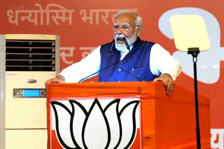 Narendra Modi lýsti yfir sigri þrátt fyrir að hafa tapað meirihluta sínum.