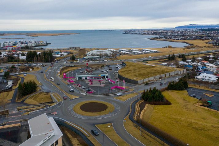 Maður sem var til vandræða í strætó í Garðabæ verður vistaður í fangageymslu þangað til lögreglan kemst að því hver hann er.