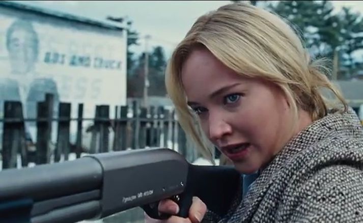 Fyrst bogi og örvar, nú haglabyssa. Jennifer Lawrence er vön að handleika skotvopn.