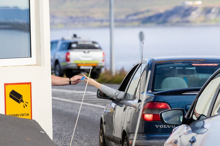 Það þarf ekki lengur að rétta fram geiðslukort til þess að komast í gegnum Hvalfjarðargöng.