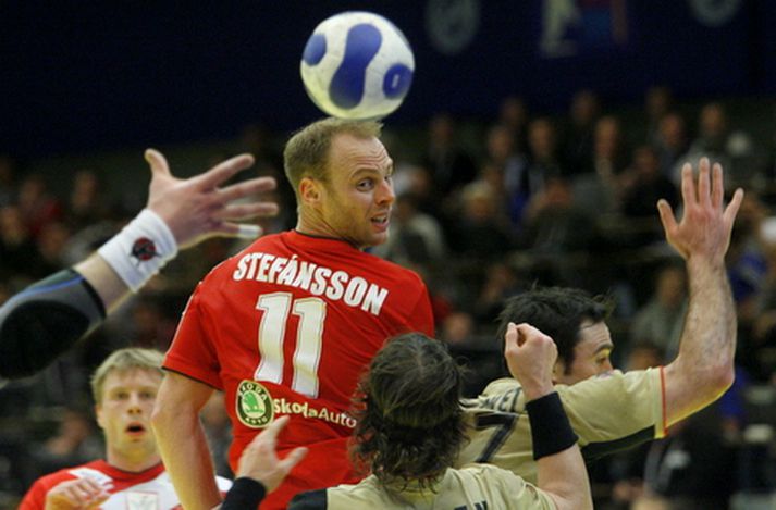Ólafur Stefánsson horfir á eftir boltanum í leiknum í gær.