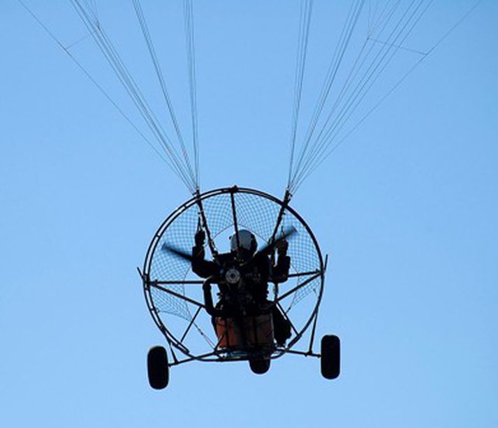 Fallhlíf með hreyfli, svonefnd „paraglider“. Myndin tengist ekkki þessari frétt.