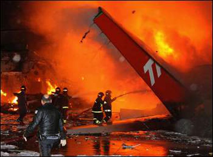 Slökkviliðsmenn berjast við eld eftir flugslys á flugvellinum í Sao Paulo í Brasilíu fyrr á árinu.