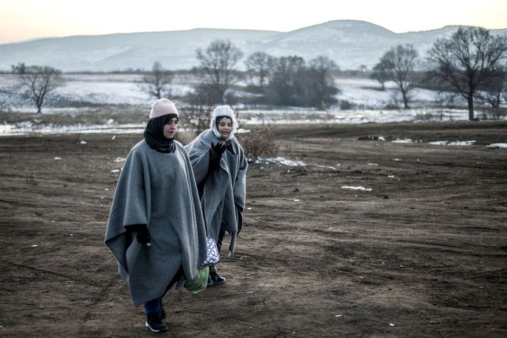 Flóttakonur komnar til Serbíu eftir að hafa gengið yfir landamærin frá Makedóníu. Þúsundir flóttamanna fara þarna um daglega.