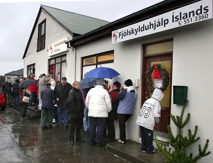 Beðið eftir brauðinu Sókn í fjárhagsaðstoð hjá sveitarfélögum hefur tvöfaldast, samkvæmt því sem bæjarstjóri Hafnarfjarðar hefur sagt. Minnihlutinn vildi nýta heimild til að hækka útsvar um 0,25 prósent um áramótin, en meirihlutinn féllst ekki á það. fréttablaðið/GVA