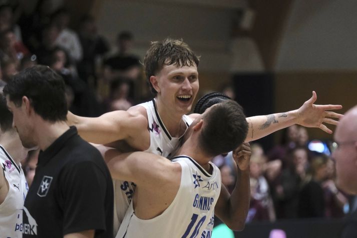 Hilmar Smári Henningsson tryggði Stjörnunni ævintýralegan sigur í framlengingu gegn Tindastóli, þegar liðið komst í 2-0 í undanúrslitaeinvíginu.