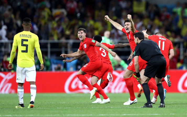 John Stones fagnar sigri með félögum sínum í enska landsliðinu.