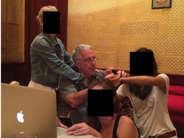 Jeffrey Epstein með þremur ungum konum.