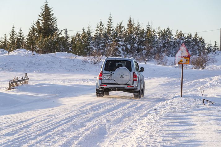 Enn er verið að kanna færð á mörgum leiðum.