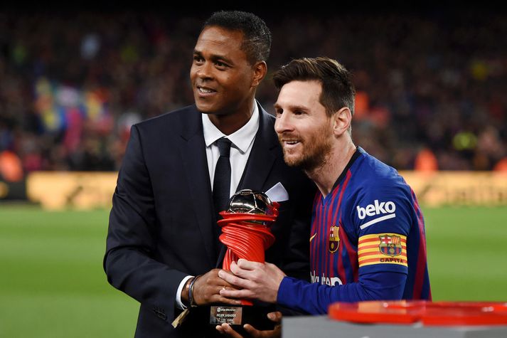 Patrick Kluivert afhendir Lionel Messi verðlaun á síðasta tímabili.