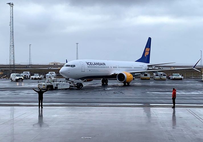 TF-ICA, fyrsta Boeing 737 MAX 9 þota Icelandair, komin að flugskýli félagsins á Keflavíkurflugvelli.