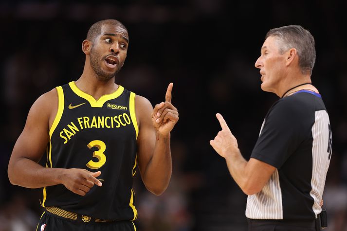 Chris Paul og Scott Foster ræða málin í leik Golden State Warriors og Phoenix Suns.