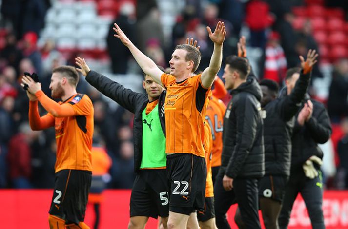 Jón Daði Böðvarsson stýrði víkingaklappinu fræga eftir frækinn sigur Wolves á Liverpool í ensku bikarkeppninni um helgina. Jón Daði spilaði síðustu 19 mínútur leiksins, lét vel að sér kveða og var í tvígang nálægt því að skora.