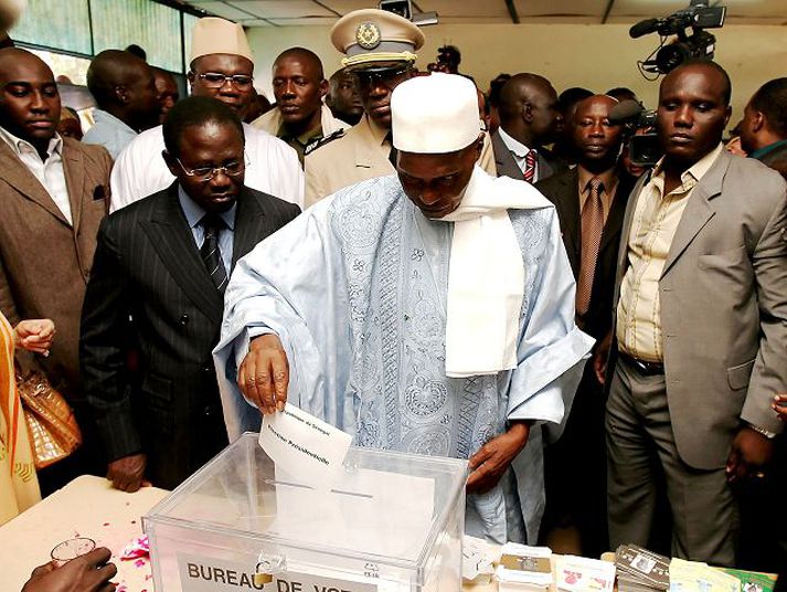 Á kjörstað
Wade forseti greiðir atkvæði.