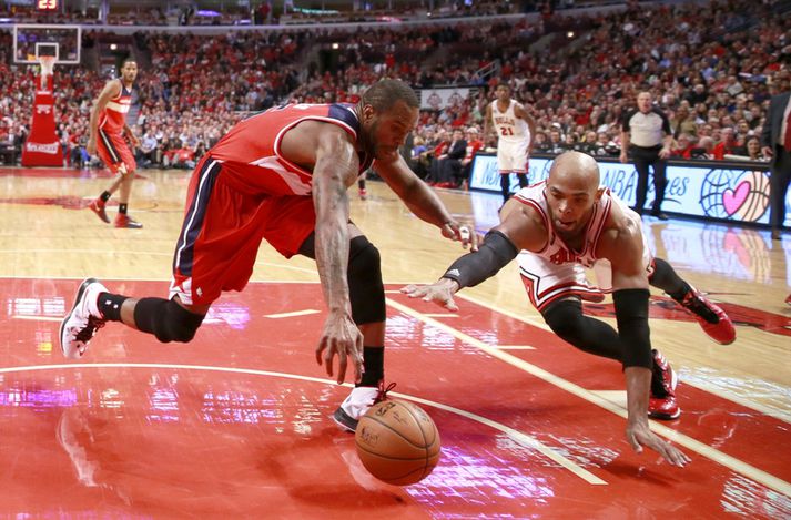 Trevor Brooker og Taj Gibson í baráttunni í nótt.