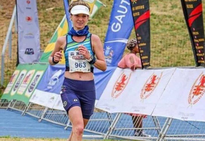 Maraþonhlauparinn Dezirée du Plessis er látin eftir að hafa orðið fyrir bíl i miðju maraþonhlaupi.