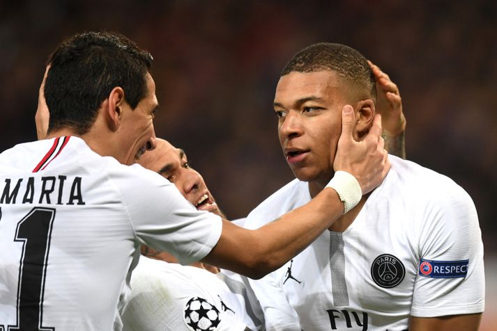 Kylian Mbappe fagnar með liðsfélögum sínum í gær.