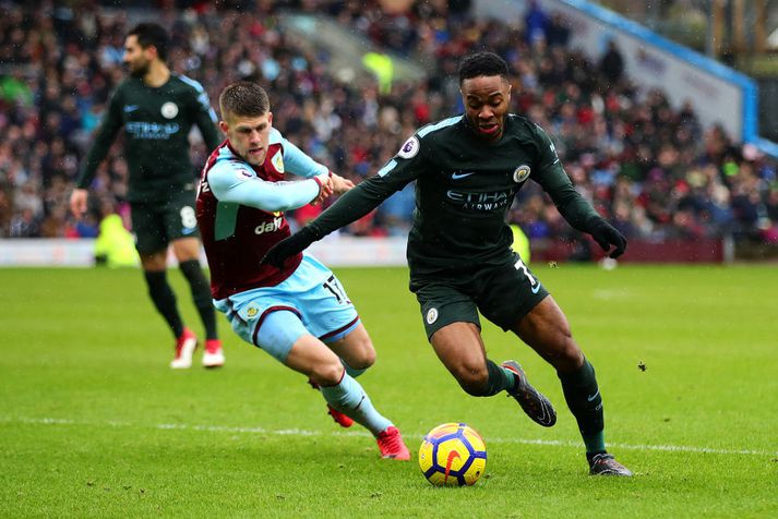 Jóhann Berg Guðmundsson tekst á við Raheem Sterling í leik Burnley og City á dögunum. City hefur þó ekkert út á Íslendinginn að setja