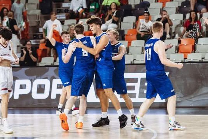 Íslenska U-20 ára liðið sýndi Svíum í tvo heimana í seinni hálfleik í dag.