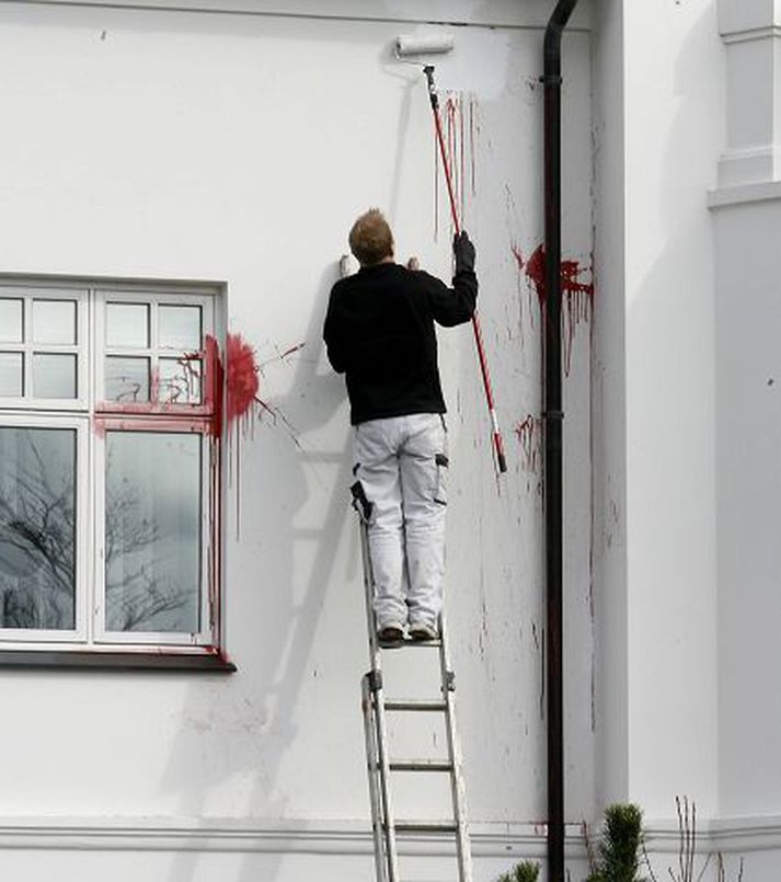 Hús Hannesar Smárasonar þrifið og málað eftir að rauðri málningu hafði verið slett á það.