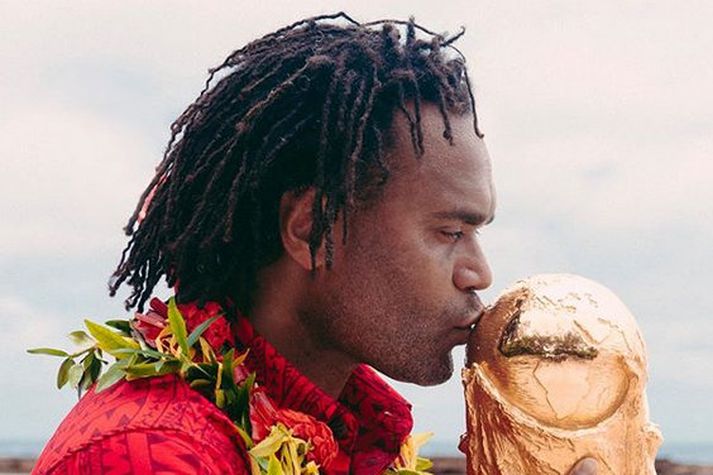 Christian Karembeu með HM-styttuna.