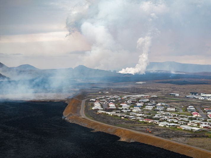 Verkfræðingur hjá Verkís segir það ekki vera til skoðunar að reisa nýja varnargarða norðan við Grindavík að svo stöddu.