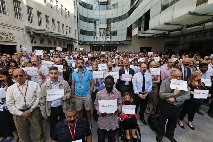 Blaðamennirnir sem komu saman fyrir utan höfuðstöðvar BBC í London mótmæltu því sem þeir telja aðför að tjáningarfrelsi í Egyptalandi.