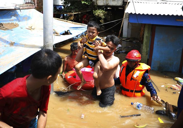 Að minnsta kosti 62 þúsund manns hafa neyðst til að yfirgefa heimili sín í Jakarta.