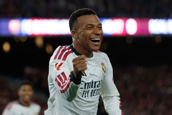 Kylian Mbappé fagnar hér öðru marka sinn á Nývangi í kvöld.