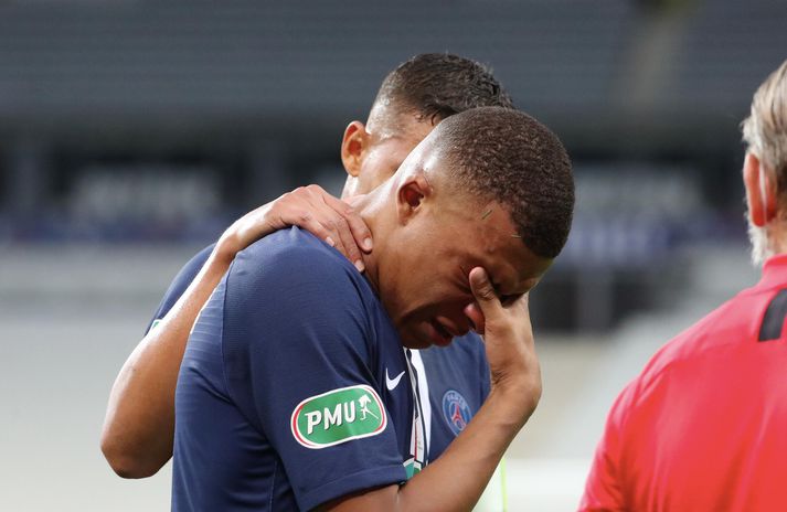 Kylian Mbappé var miður sín eftir að hafa meiðst í gær.