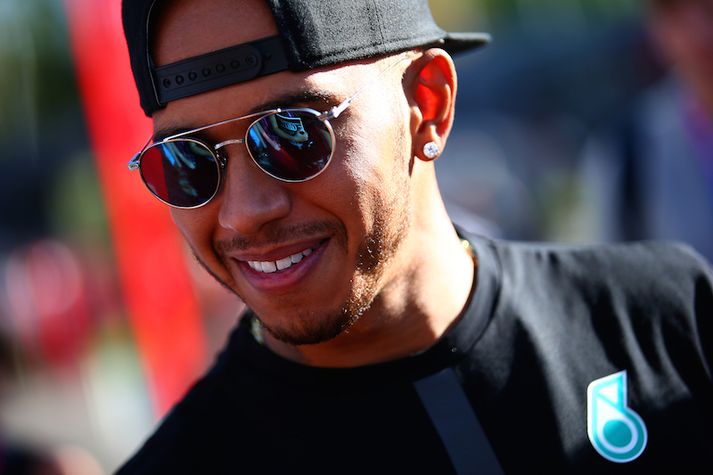 Lewis Hamilton seinkar að læknisráði en verður með í Brasilíu.