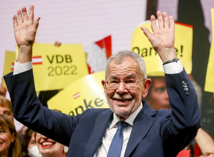 Hinn 78 ára Alexander Van der Bellen fagnaði í gærkvöldi en hann hefur gegnt forsetaembættinu frá í janúar 2017.