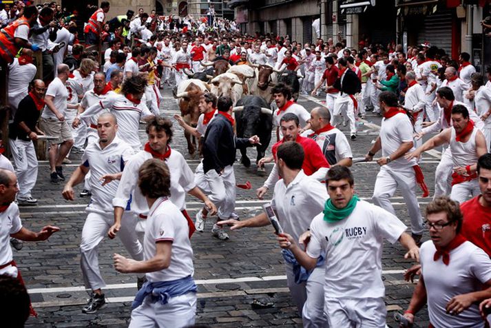 Ofurhugarnir klæddu sig flestir eftir hefðinni; í hvítan bol með rauðan hálsklút.