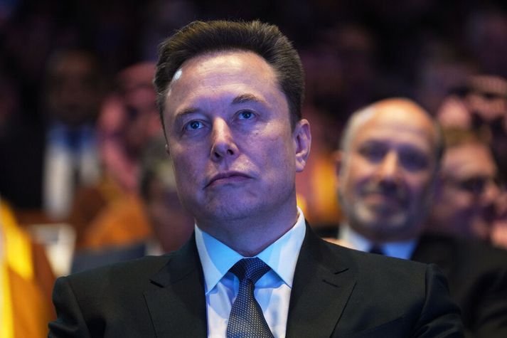 Elon Musk er eigandi X og Grok. Viðbrögð fyrirtækisins við því að spjallmennið framleiði kynferðislegt efni af börnum og konum gegn vilja þeirra er að leyfa aðeins áskrifendum miðilsins að framleiða það.