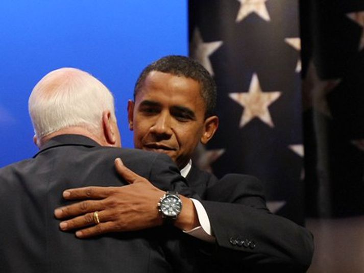 Obama gekk vel að safna í kosningasjóð sinn í ágústmánuði. Hér sést hann faðma mótframbjóðanda sinn - John McCain - í sjónvarpsþætti þar sem hryðjuverkaárásanna 11. september 2001 var minnst.