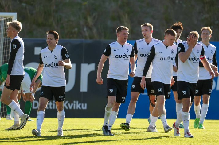 Böðvar Böðvarsson kampakátur með mark kollega síns í hægri bakvarðarstöðunni. 