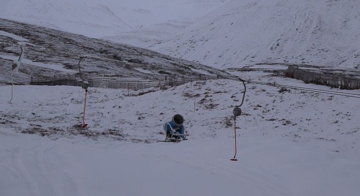 Snjóframleiðsluvél, eða snjóbyssa, á skíðasvæði Dalvíkur. Eins og sjá má er ekkert sérstaklega mikill snjór á skíðasvæðinu sem stendur. Hörkufrost er hins vegar í vændum og því ætti að vera hægt að láta snjóbyssurnar ganga næstu daga.