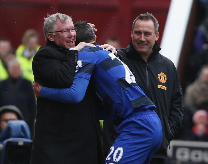 Persie er hér í fanginu á Ferguson.