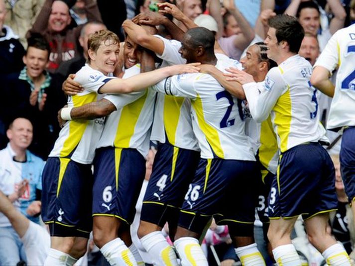 Leikmenn Tottenham fagna Tom Huddlestone.