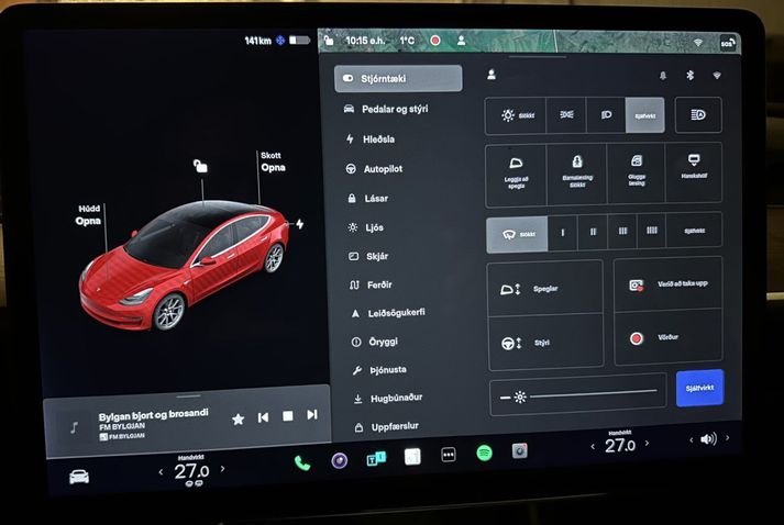 Svona lítur snertiskjár Tesla-bifreiðar út á íslensku.