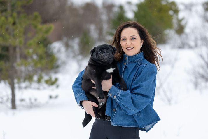 Erla Ósk Ásgeirsdóttir, stjórnarkona og verðandi frumkvöðull, með hundinn Ása en Ási fer aðeins út að labba á morgnana ef honum hugnast veðrið. Erla var geggjuð skvísa á fermingadaginn, þökk sé stóru systurinni Kristínu.