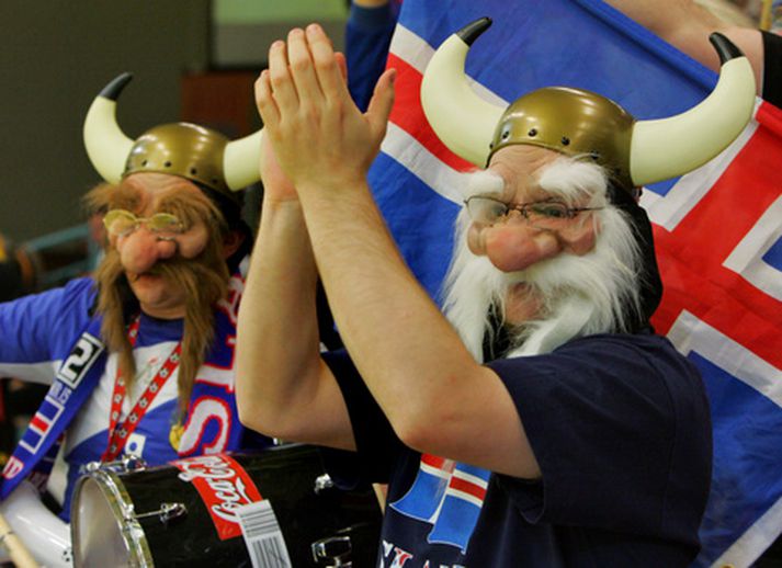 Dyggir stuðningsmenn íslenska landsliðsins á leiknum í kvöld.