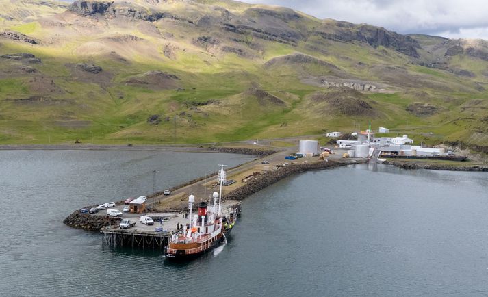 Frá hvalstöðinni í Hvalfirði. Hvalbáturinn Hvalur 8 kominn að bryggju með feng sinn síðastliðinn föstudag.