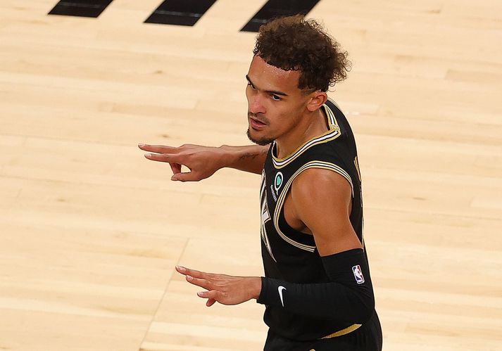 Trae Young heldur tveimur og fjórum fingrum á lofti til minningar um Kobe Bryant sem lék í treyju númer 24 seinni hluta ferilsins.