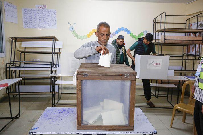 Kosningarnar á Gasa eru að mestu taldar táknrænar. Þær fara aðeins fram í Deir al-Balah, einu af fáum svæðum á ströndinni sem hafa ekki orðið fyrir innrás Ísraelshers.