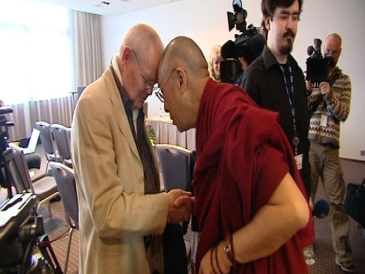 Óli Tynes kveður Dalai Lama á fréttamannafundi í dag.