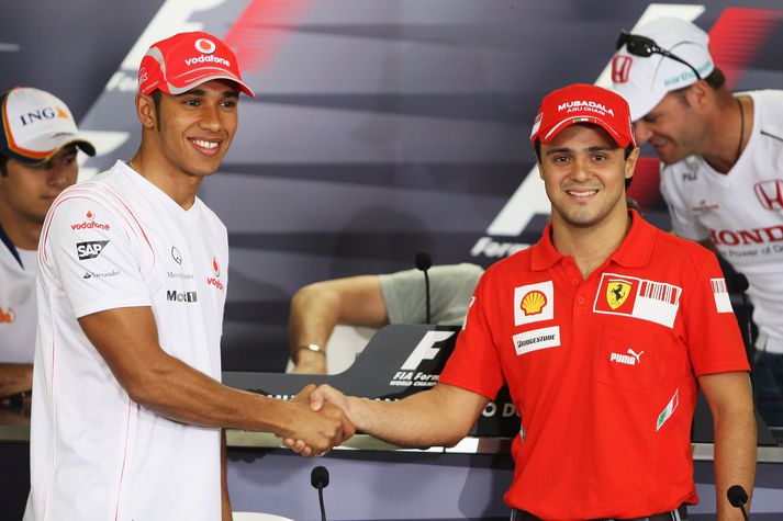 Felipe Massa (til hægri) og Lewis Hamilton (til vinstri) háðu harða baráttu tímabilið 2008 í Formúlu 1 mótaröðinni