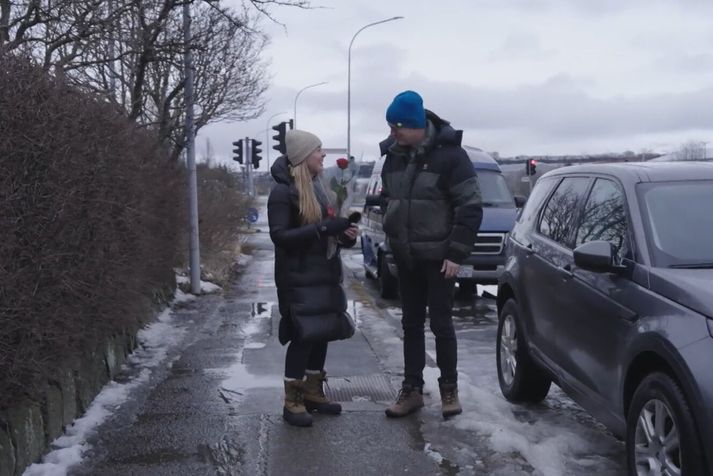 Ólafur keypti rós handa Guðrúnu sinni. Fullkomin byrjun á stefnumóti.