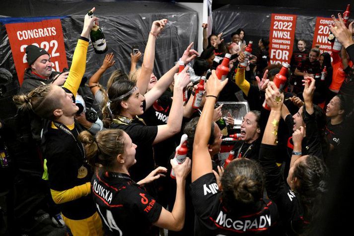 Leikmenn Portland Thorns fagna sigri í úrslitaleiknum um bandaríska titilinn en þarna má sjá Oliviu Moultrie „út í horni“.